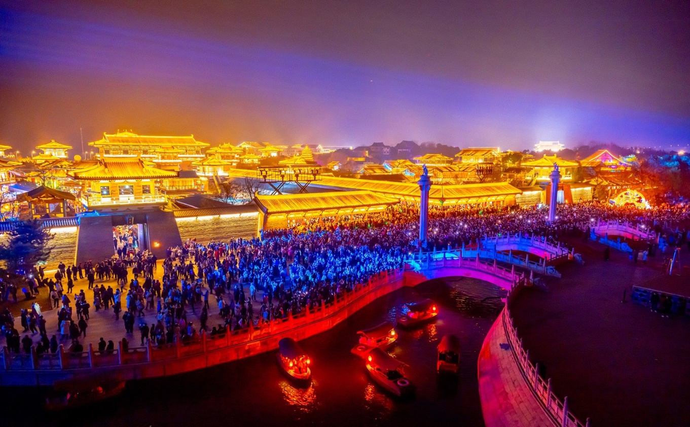 陈凯歌|住四合院,花17亿建城,持25家公司,深扒陈凯歌夫妇资产