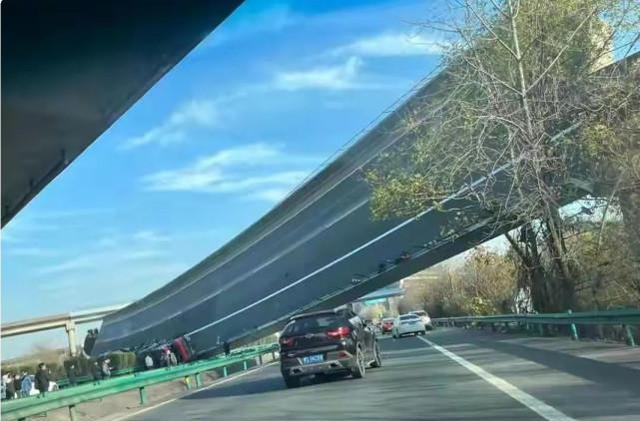 逐利!湖北“桥梁侧翻”致4死8伤结论:超载323吨,未居中行驶!