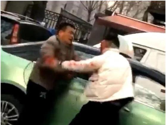 满脸血!满地血!西安两车司机因剐蹭街头激斗,路人竟趁乱偷东西