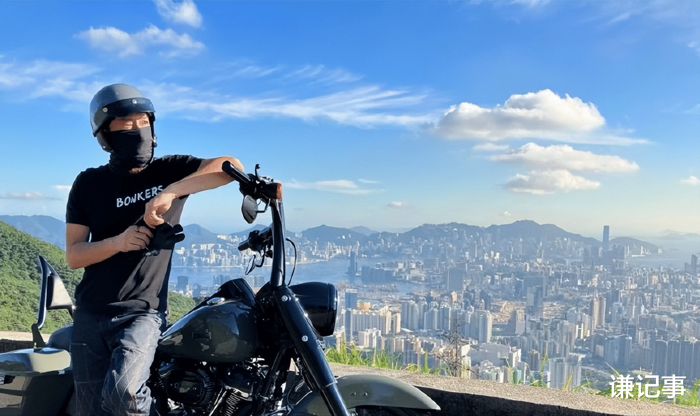 令狐冲|56岁“令狐冲”扮高中生，吃素20余多年至今没有孩子