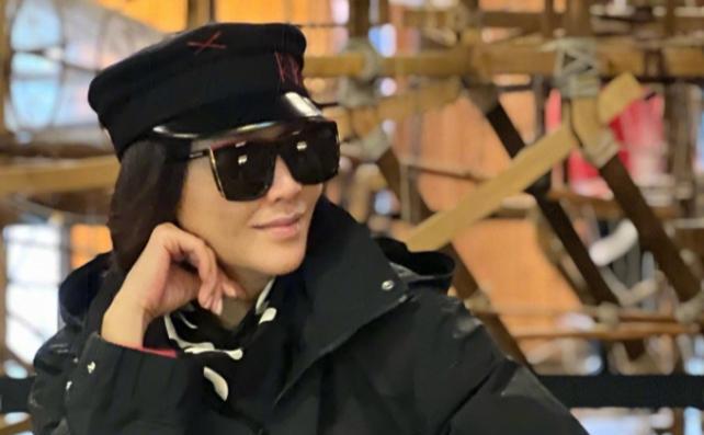 刘嘉玲|57岁刘嘉玲穿高端大蓬裙参加晚宴,豪宅内景曝光,像个小型艺术馆