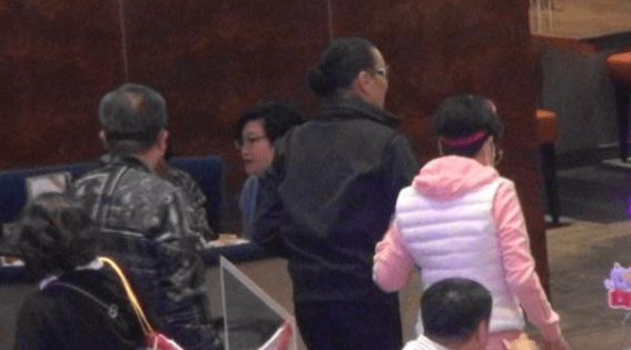 谢贤|谢贤狄波拉离婚26年后，狄波拉当着现任丈夫的面，与谢贤又抱又亲