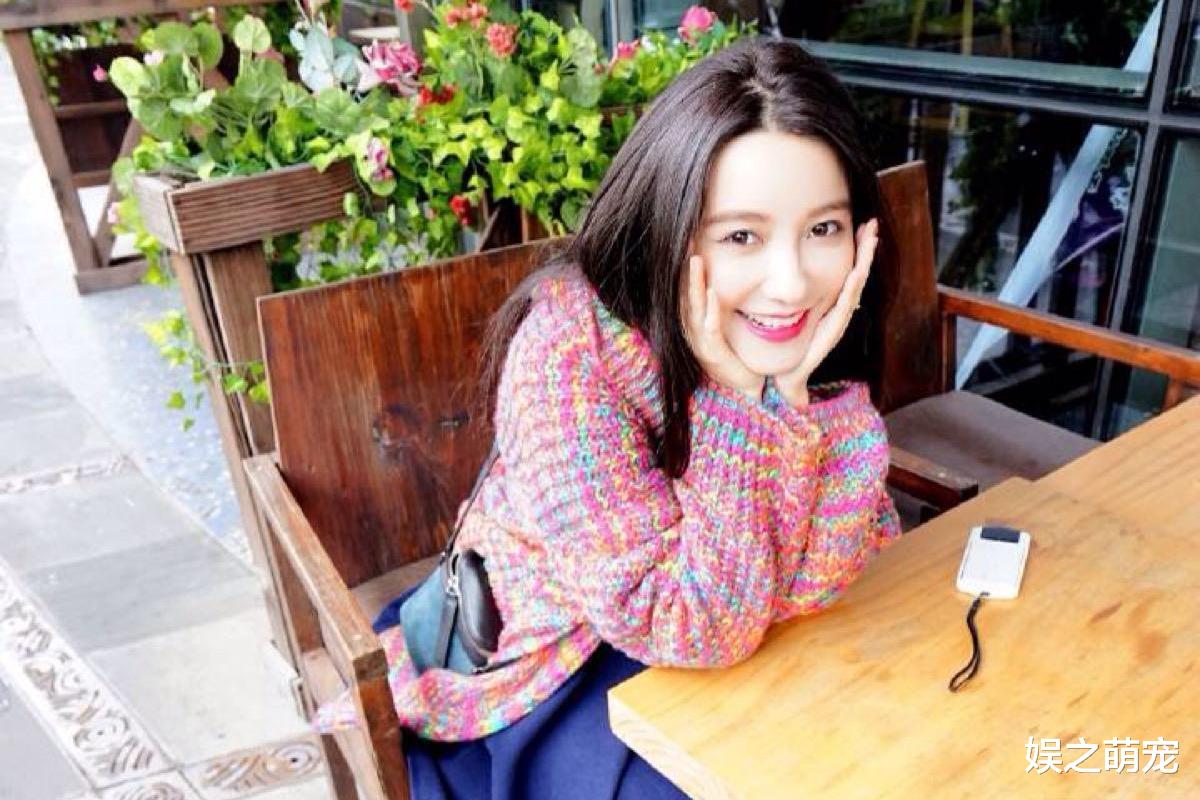 白敬亭|两个女人暗暗较量，张大奕变相“卖惨”，董花花发文另有目的？