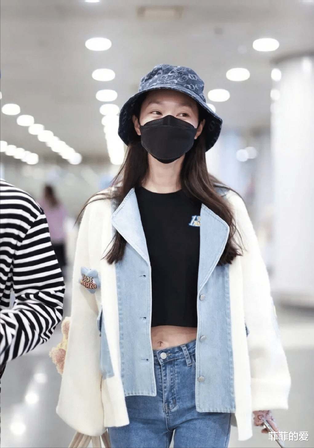 宋轶|瘦得皮包骨!宋轶穿露脐装现身机场,“蚂蚁腰”真的太吸人眼球了