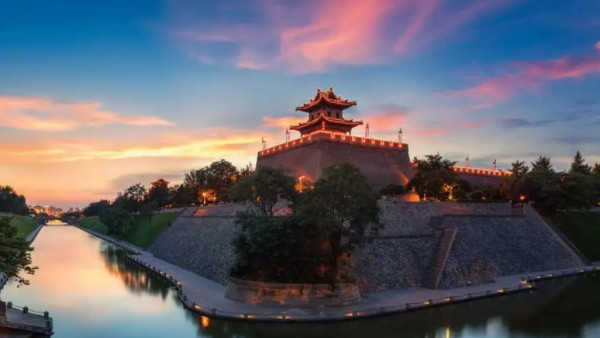 |中国知名的旅游城市，旅游景点人山人海，设施完善十分发达
