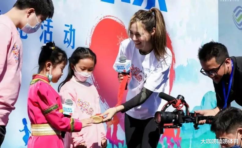 何超琼|谷爱凌晒超模般身材大片！摆出蜘蛛姿势好撩人，手戴3个大金镯子