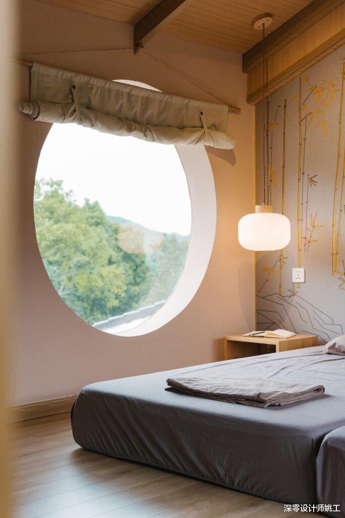 这个养老房绝了啊！小两层依附在山脚下，拱形门窗带来数不尽的温柔