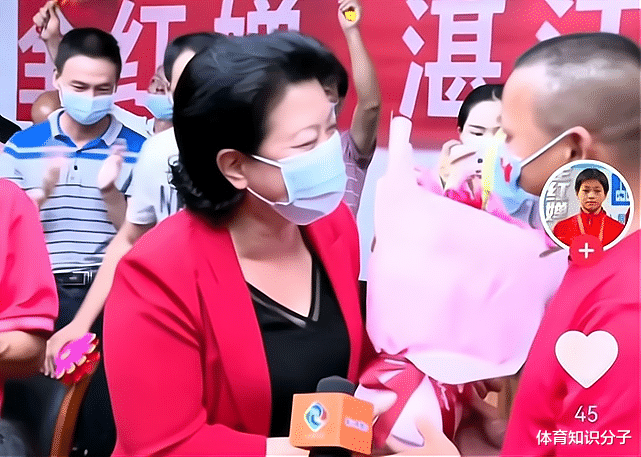 奥运会|没把全红婵老爸当外人！女市长平易近人，全爸侧过耳朵听指示