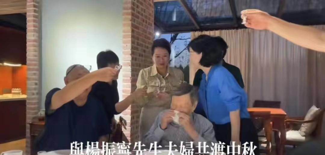 翁帆 杨振宁带小娇妻聚会，翁帆剪短发打扮很老练，很有日系贤妻的感觉