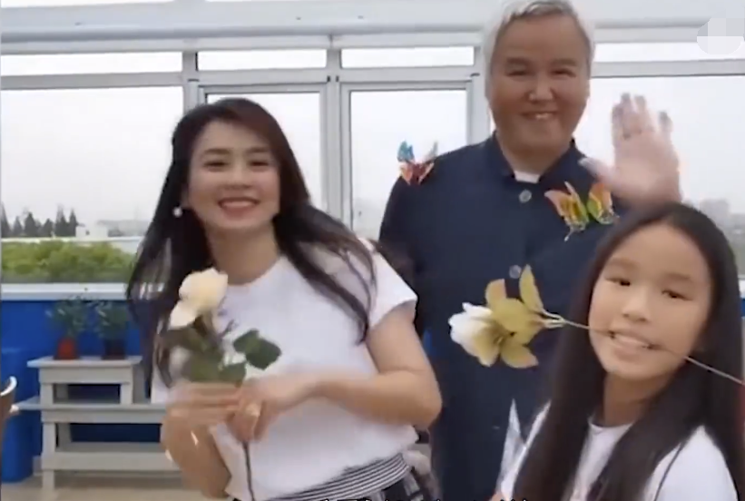 走进张庭在黄浦江边的1600平豪宅！2层空中花园，露台装饰像皇宫