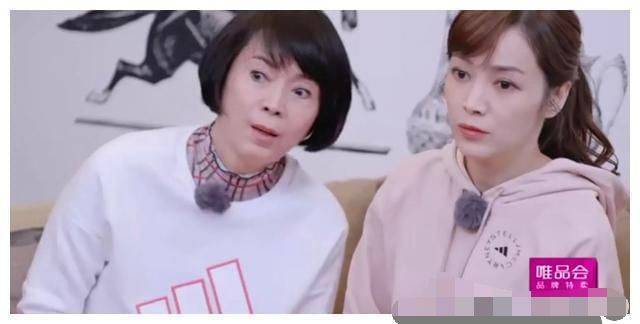 侯佩岑|网友澳洲偶遇侯佩岑，面容精致装扮休闲，小腹隆起被网友疑怀孕