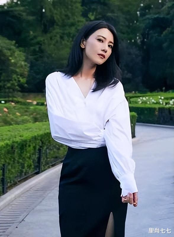 高圆圆带女儿玩，3岁女儿侧脸五官饱满，她少女风打扮太嫩了