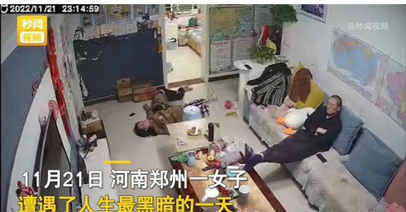 河南郑州,一女子和丈夫因琐事发生争执后扭打在一起,公婆听闻后过来劝阻