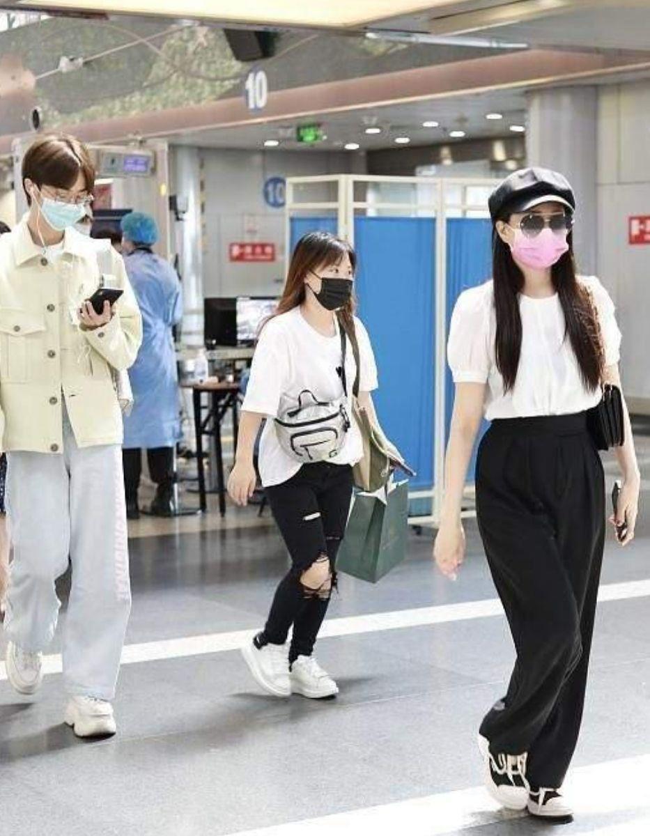 伊能静|伊能静儿子现身机场，都一米八了还穿内增高，长相似亲爸庾澄庆