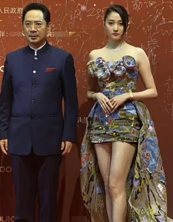 海盐 红毯接连翻车：显脸大、老态、油腻，女明星也难逃刘海魔咒？