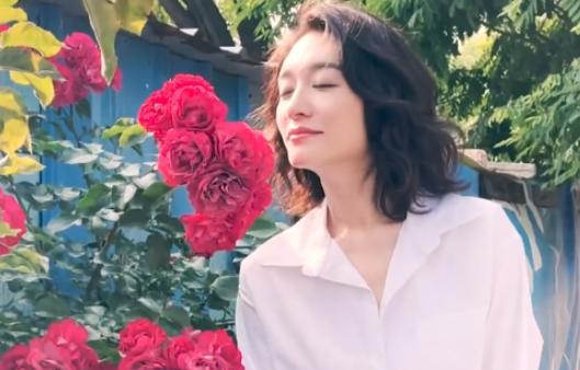 李小冉|李小冉近照曝光，现身街头拍照，穿着休闲状态超好