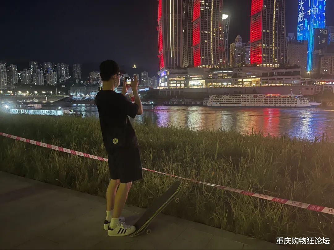 洪崖洞|洪崖洞过气大剧院崛起了？现在流行人山人海半夜看江……