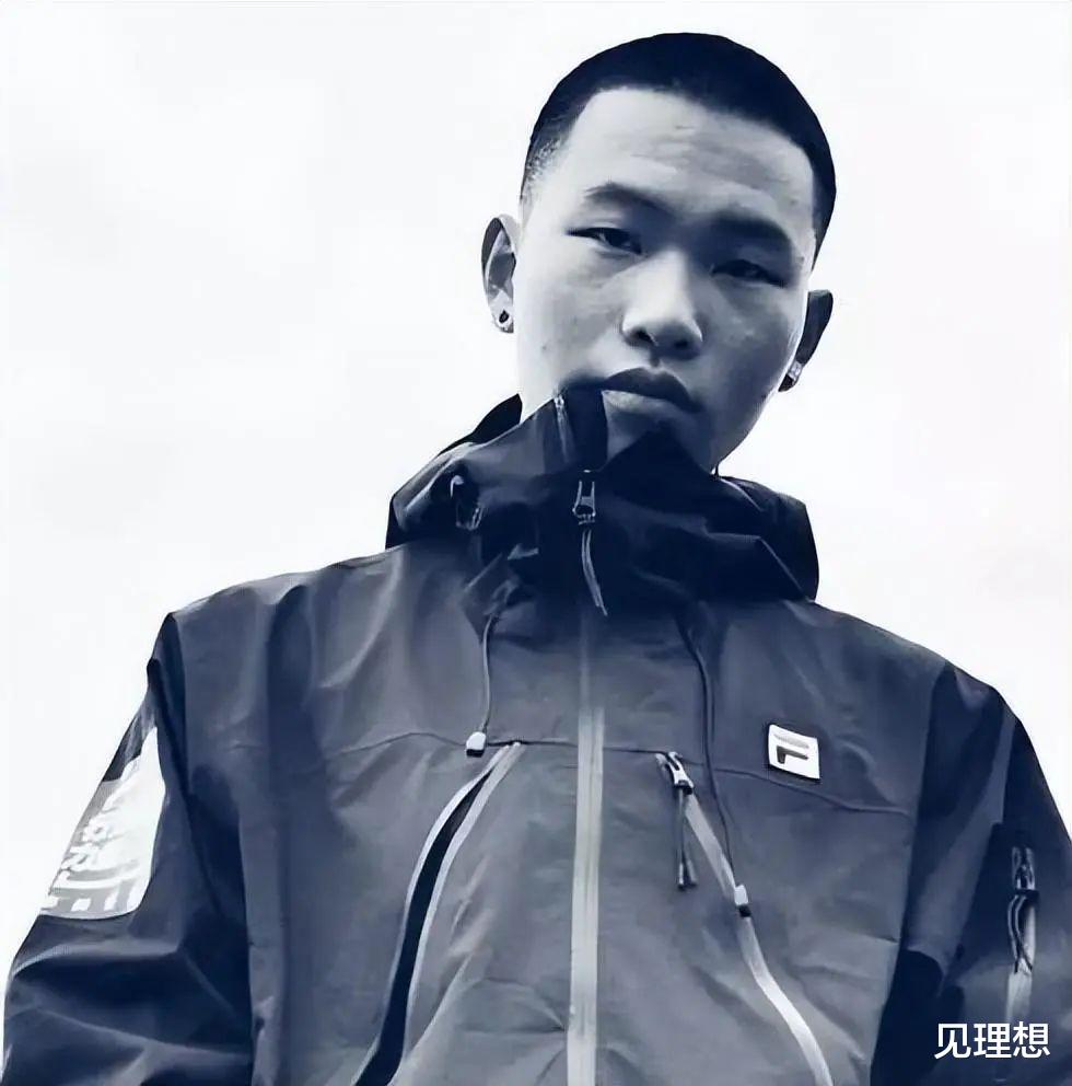 陈坤|陈坤20岁儿子帅到认不出,五官越来越像爸爸,国外搞艺术创作!