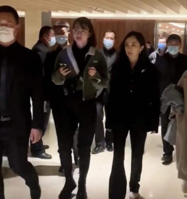 杨幂|杨幂参加活动，6名保镖护送，2名女助理跟随，场面甚是壮观