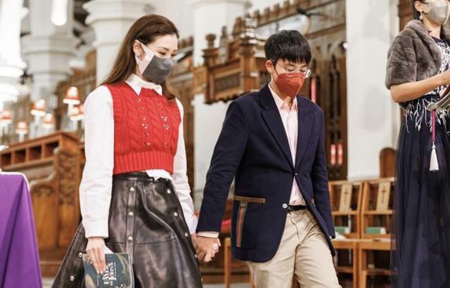 关晓彤|李嘉欣与富商老公秀恩爱,曝11岁儿子接管家族企业,与众名媛聚会