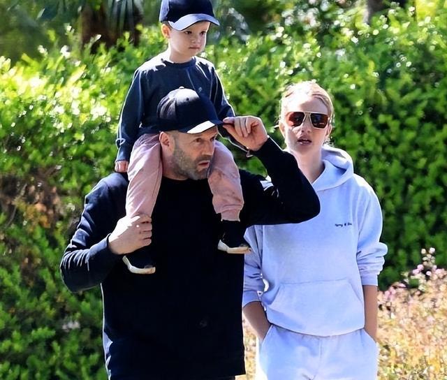 杰森·斯坦森|杰森斯坦森现身温网，小19岁娇妻正式亮相，臀腰比例不输卡戴珊