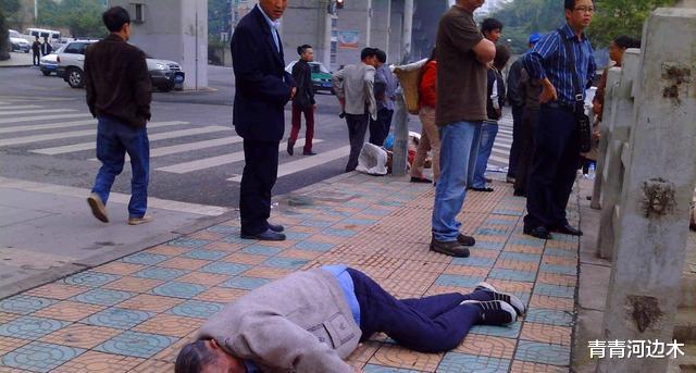 2003年该男子帮助老人反遭勒索20万跳河自杀,老人悔过:对不起他