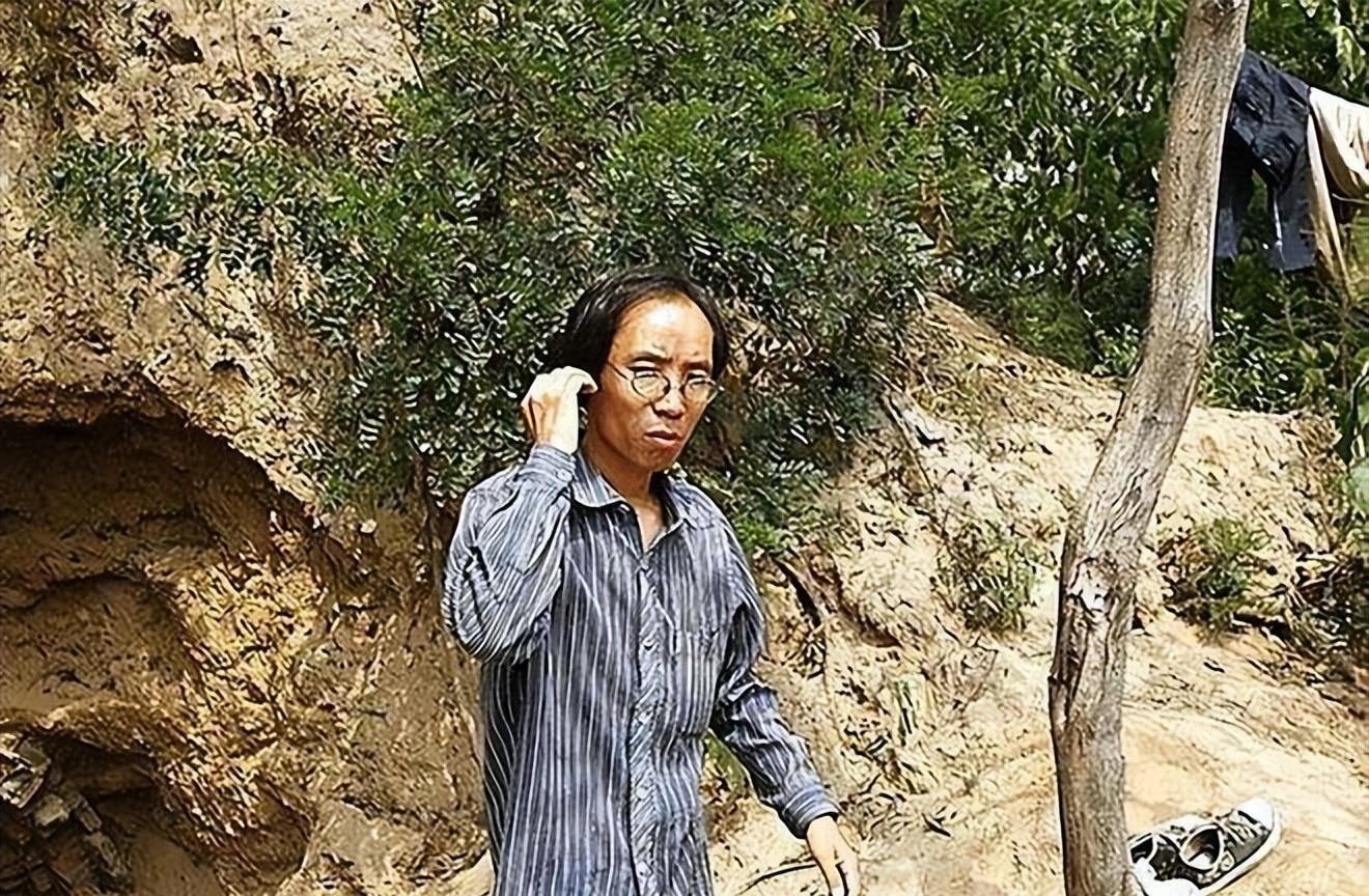 医科大学生隐居窑洞8年: 闲时拉琴,渴了喝溪水,没钱了打零工护理