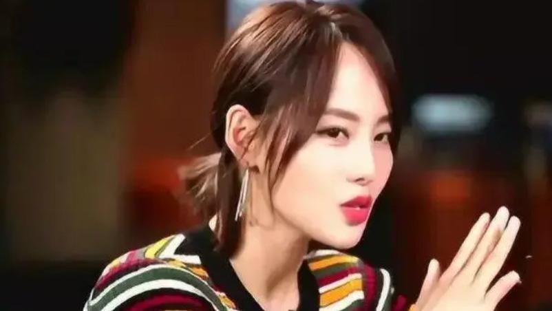 张嘉倪|张嘉倪不受婚变影响！车站拍戏被偶遇，穿着干练清冷搞事业