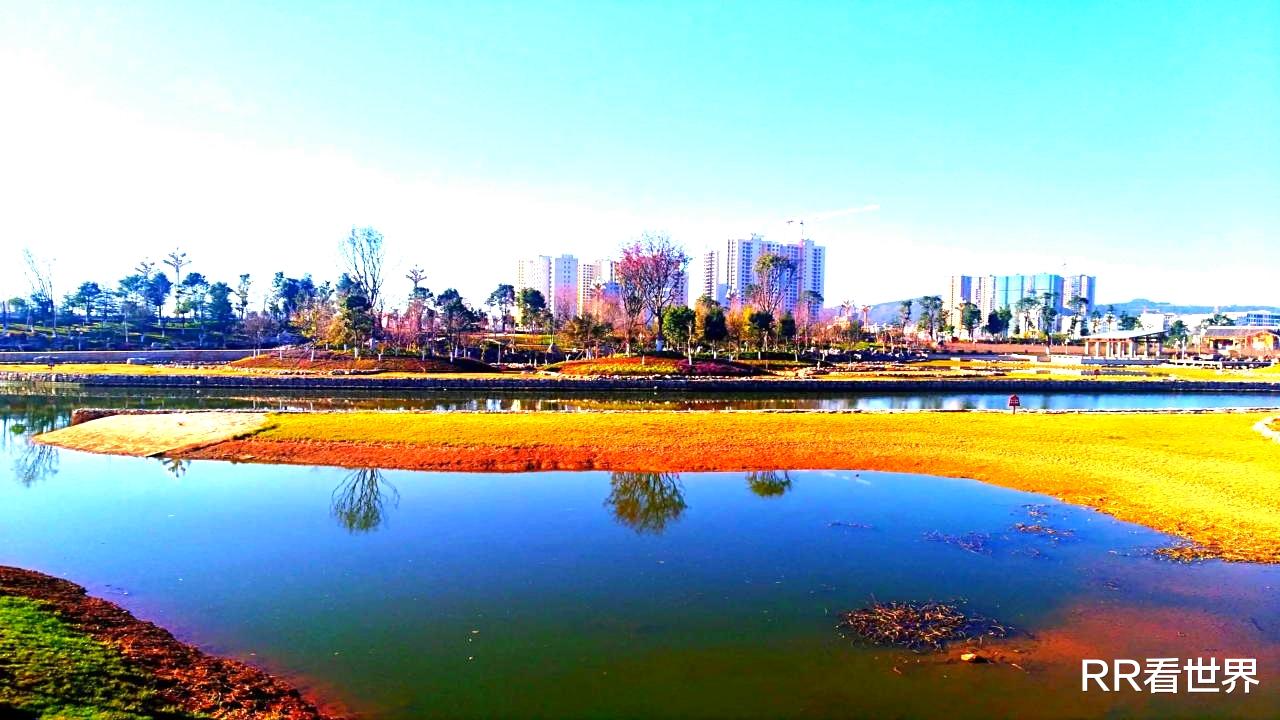 冠豸山|云南的又一座宜居城市，被称为“滇黔锁钥”，距离昆明120公里