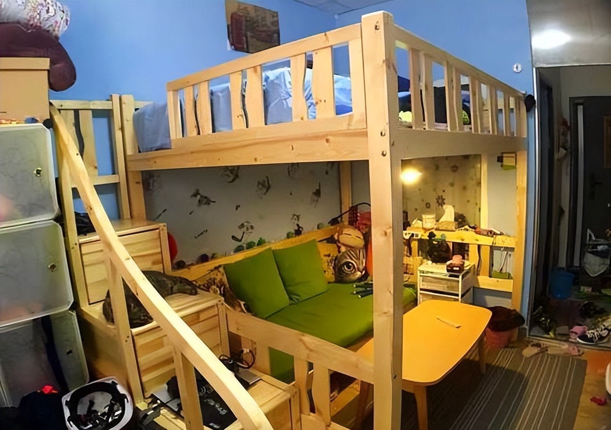 晒晒20㎡的出租房,空荡大白墙,改造之后,隔壁小伙以为敲错门