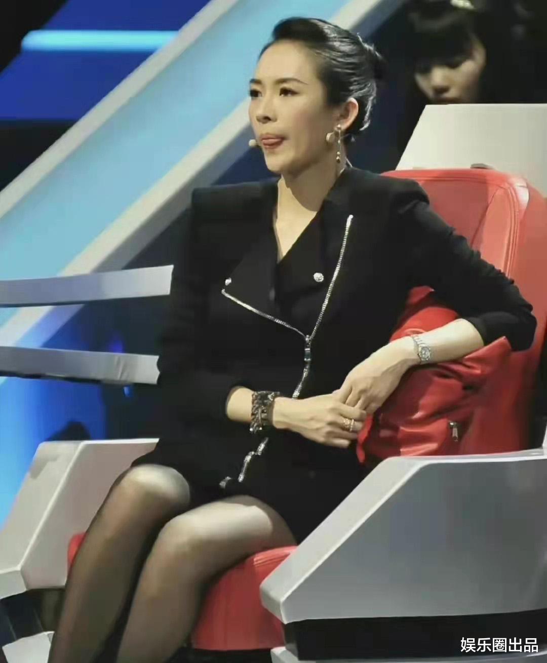 章子怡|章子怡综艺旧照被翻出，穿低领装涂粉色唇彩，焦点却都在脸上