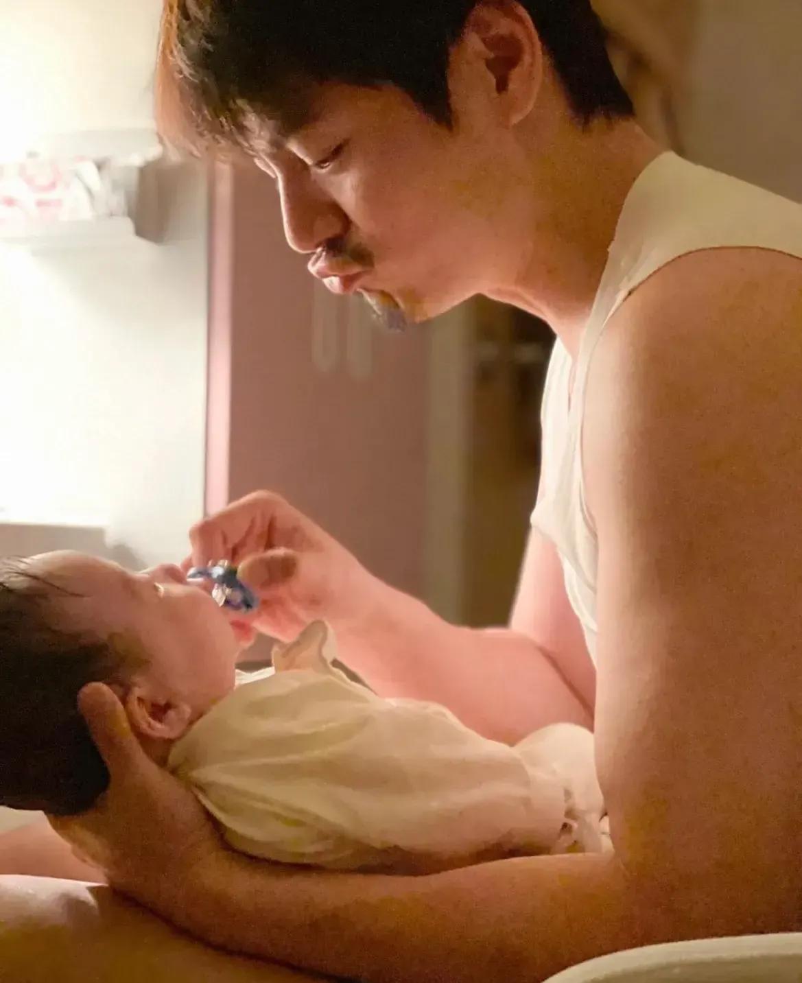 杨怡|杨怡晒照为二胎儿子庆祝百日，小宝贝软萌出镜，和爸爸对视超有爱