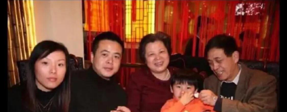 |上海三位传言最多的公众人物，我们都来看看他们的家庭合影
