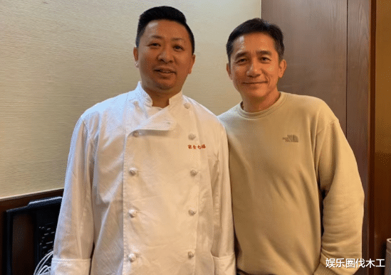 梁朝伟|梁朝伟移民风波后露面！耸肩缩脖肚腩抢镜，状态憔悴不如服务员