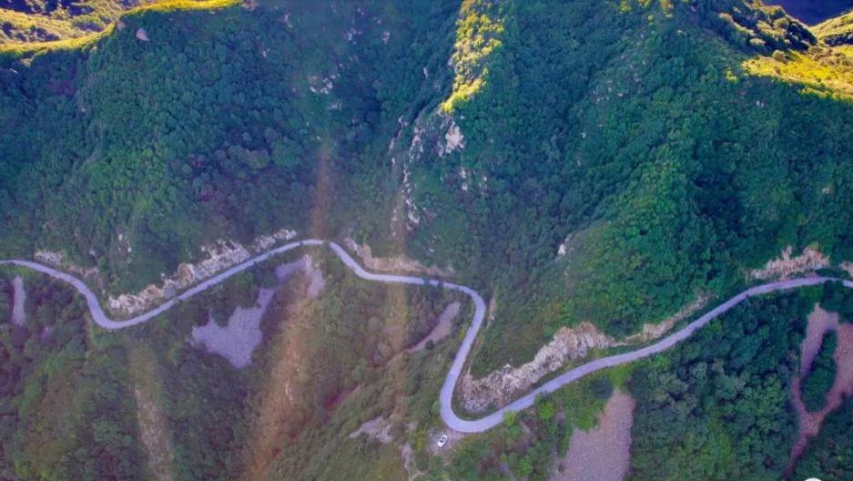川藏公路|北京堪比318川藏线的山路：上达天际下临深渊，考验技术更拼胆量