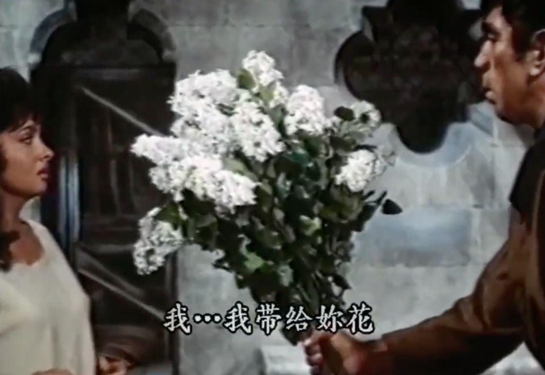 巴黎圣母院|《巴黎圣母院》：爱斯梅拉达为什么选择水晶瓶？