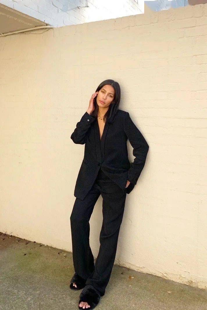 入秋后火了一款裤子,叫“马蹄裤”,显瘦显高,上衣随便搭都好看