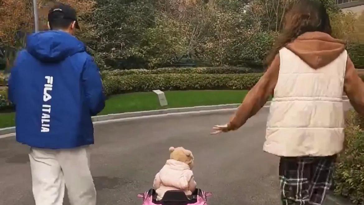 林峰|林峯张馨月夫妇遛娃日常温馨有爱，2岁“格格”开粉色小车超萌