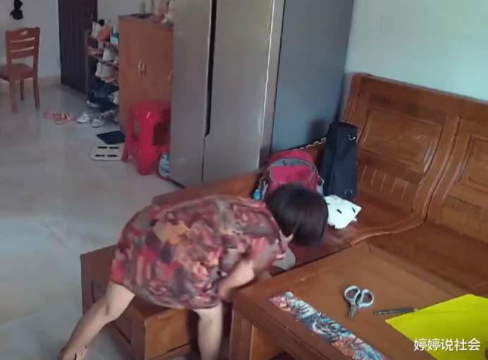 广东一妈妈无意点开家中监控,随后出现一幕让她心疼:才3个多月