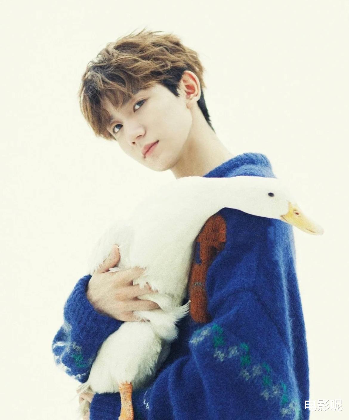 王源|王源怀抱大白鹅喊着“冲鸭”,眼神却是冷峻,呈现反差魅力!