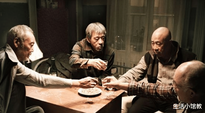 陕西55岁男子,为节省钱去路边买散酒,喝完第2天就难受,咋回事?