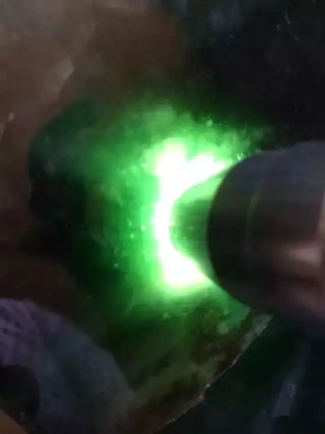 翡翠|4000万入手翡翠赌石切开涨20亿被哄抢!!!