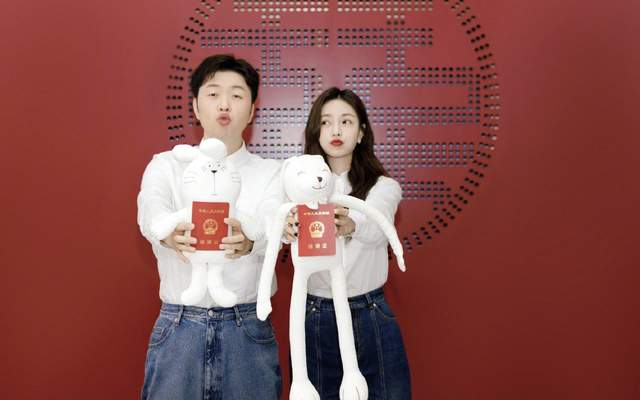 沈梦辰|沈梦辰杜海涛官宣结婚！两人拿着结婚证嘟嘴卖萌，打破外界质疑？