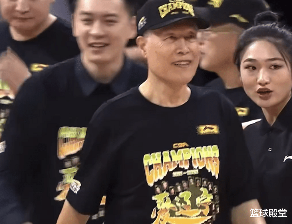蒋兴权|辽宁颁奖典礼！全员摁住赵继伟，蒋兴权获尊重，杨鸣表情失控