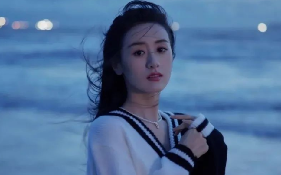 霍思燕|当红小花撞脸赵丽颖，从妆容到衣服，简直一模一样