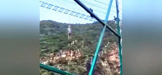 男游客玩“步步惊心”昏迷，摔下玻璃吊桥挂在高空，再次坠落遇难