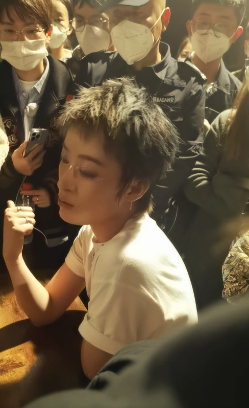 曾轶可|?曾轶可被维权!3小时演出迟到半小时打碟1小时,观众现场大喊退钱!