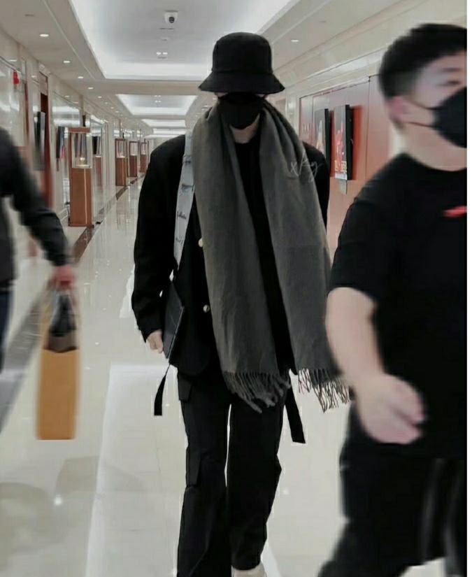 肖战|肖战匆匆赶赴剧组,穿搭时尚活力十足,与身边助理呈现两个季节!