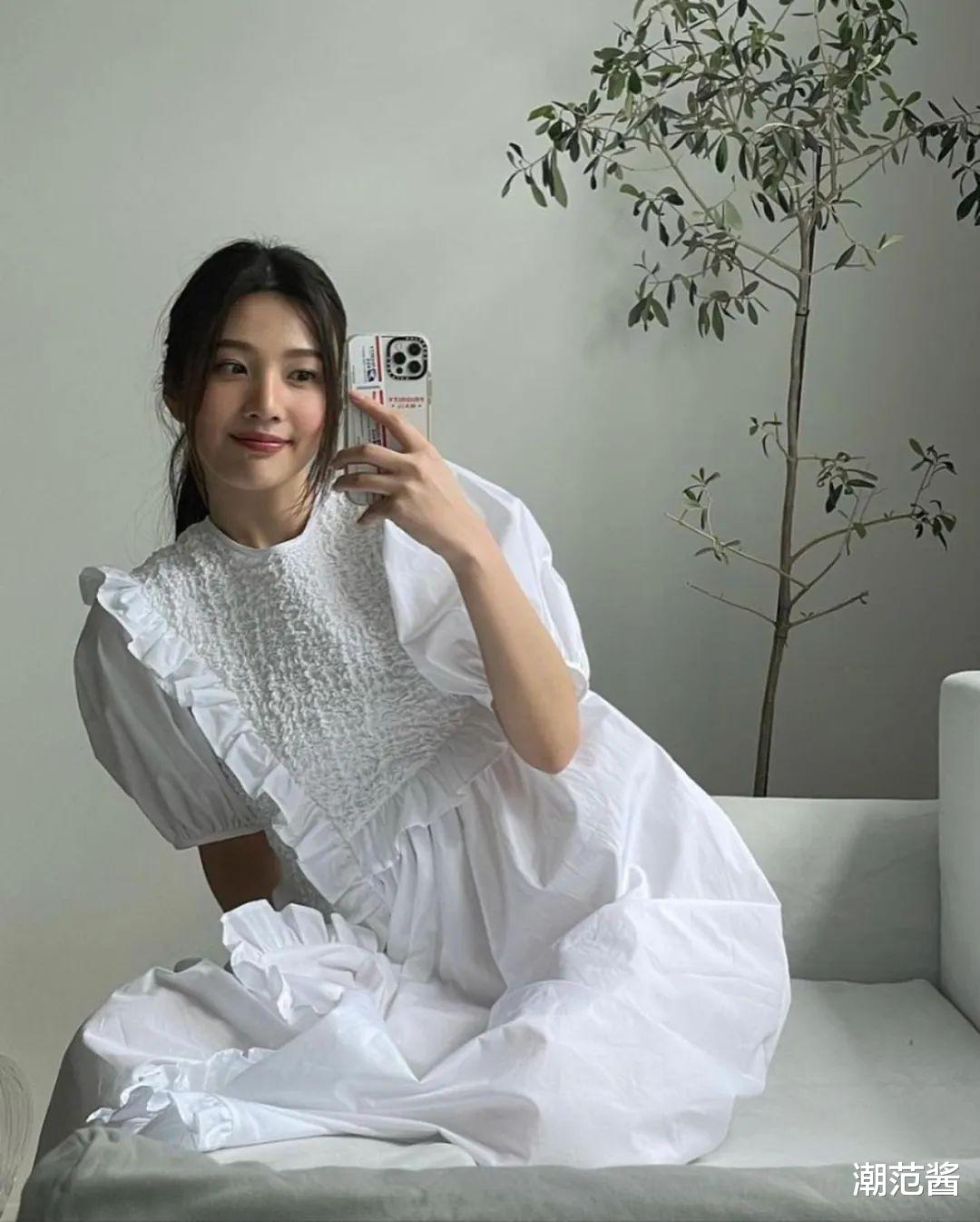 夏天穿什么衣服好?一条简单又好看的小白裙,让你的气质凸显