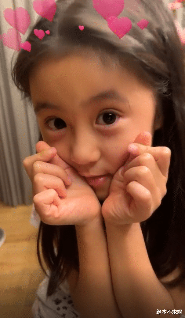 贾静雯|贾静雯友人晒照,6岁咘咘越变越美,波妞表情太搞怪